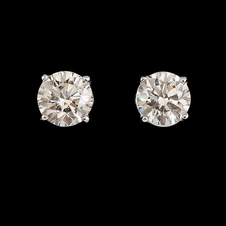 ÖRHÄNGEN, 1 par, 18 k vitguld, solitära briljantslipade diamanter tot ca 1.60 ct.