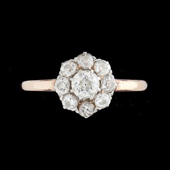 RING, 18k guld, besatt med antikslipade diamanter, totalt ca 0,59 ct. 1910. Vikt ca 2,3 g.