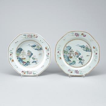 TALLRIKAR, 2 st, porslin, Kina, Qianlong 1736-1795.