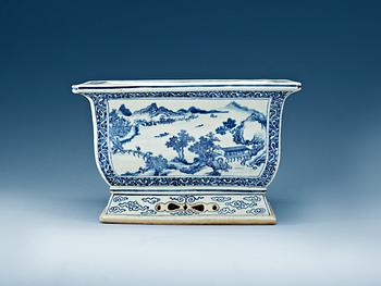 A blue and white jardiniere, Qing dynasty, 18th Century.
