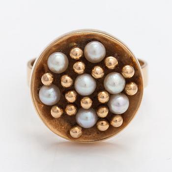 A 14K gold ring wiht cultured pearls. Auran Kultaseppä, Turku 1969.