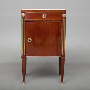 NATTDUKSBORD / POTTSKÅP, sengustaviansk, omkring 1800.