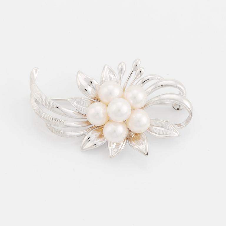 Silver and cultured pearl brooch.