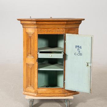 Hängskåp daterat 1794.