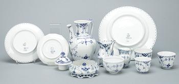 SERVISDELAR, 54 delar, "Musselmalet", Royal Copenhagen, Danmark, 1900-tal.