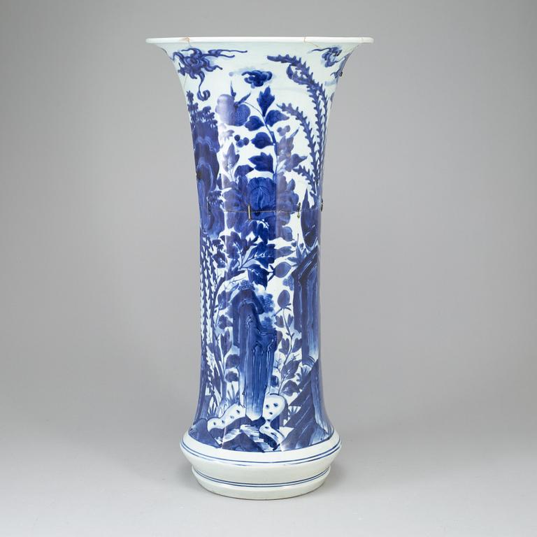 VAS, porslin. Japan, Genroku, omkring 1700.