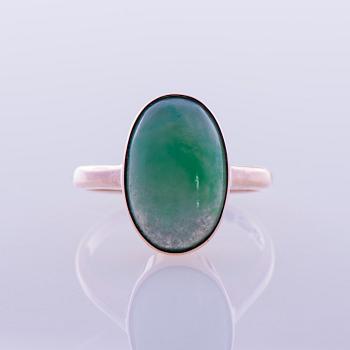 RING, 14K guld, cabochonslipad grön kalcedon. Westerback, Helsingfors 1957. Vikt ca 4,1 g.