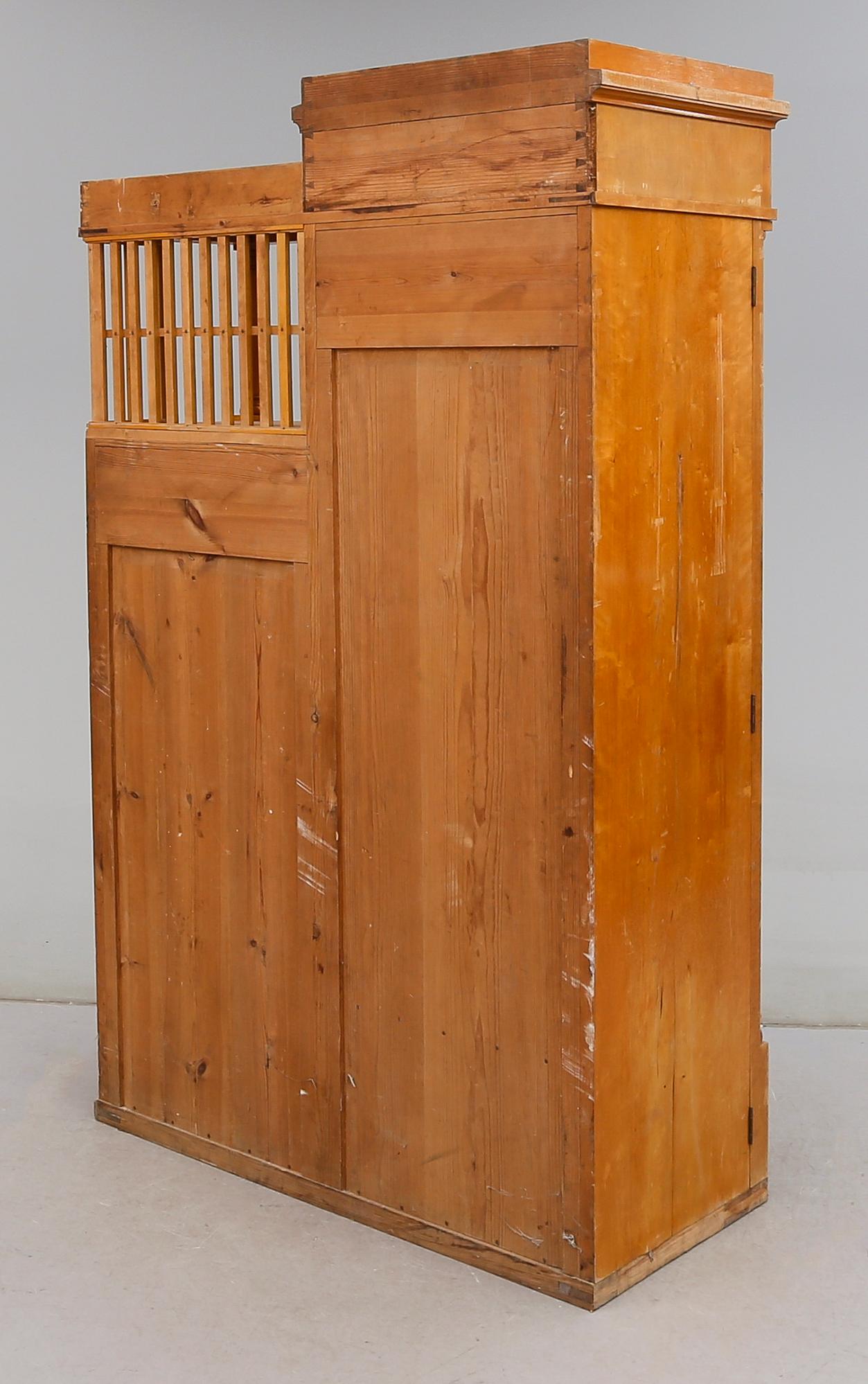 KLÄDSKÅP, Karl Johan-stil, 1900-talets första hälft.