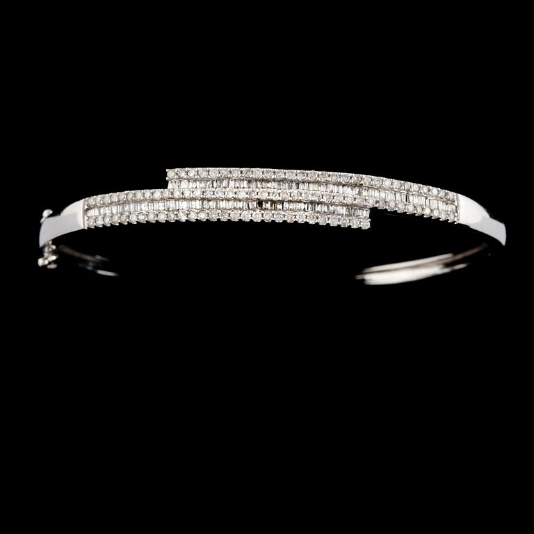 ARMRING, 18k vitguld med briljant och baguettslipade diamanter, 1.19 ct. Vikt 8,8 g.