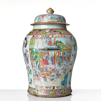 A large famille rose Canton jar with cover, Qing dynasty, 19th Century.