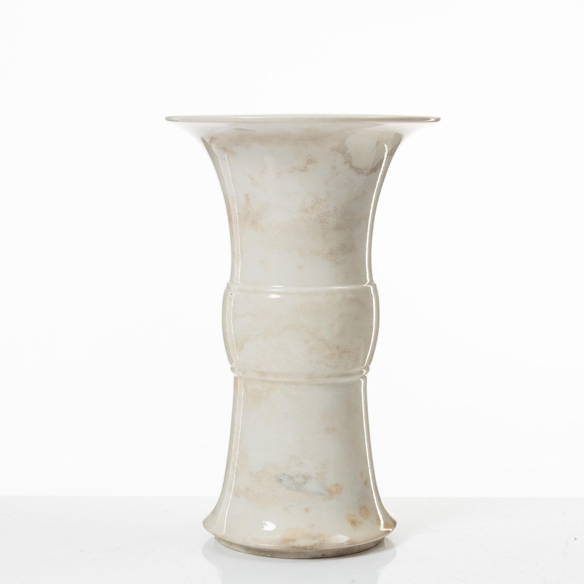 A bronze shaped fahua/blanc de chine vase, Qing dynasty, Kangxi (1662-1722).