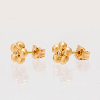 Ole Lynggaard, earrings in 18k gold with round brilliant-cut diamonds.