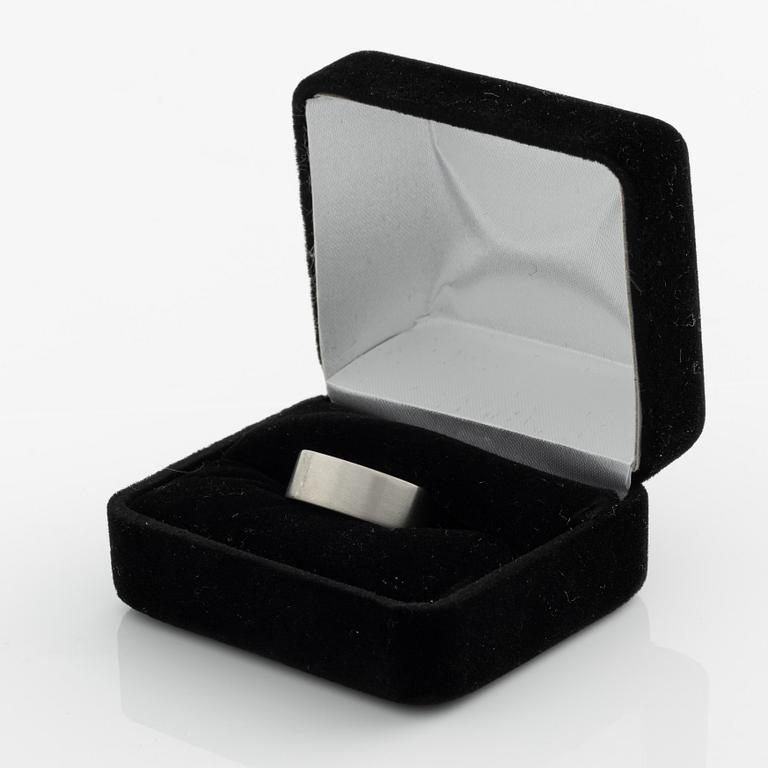 Ring platina med runda briljantslipade diamanter.