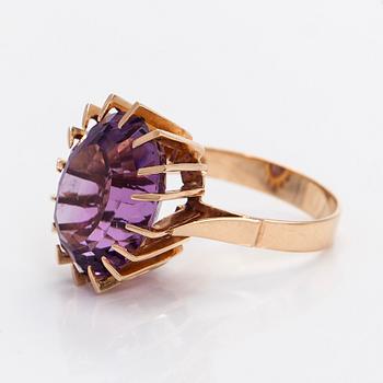 Ring, fasettslipad ametist, 14K guld, Helsingfors.