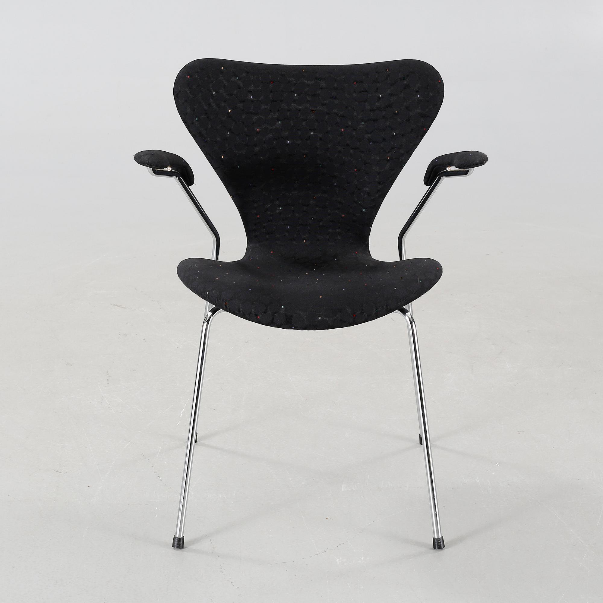 ARNE JACOBSEN, karmstol, "Sjuan", Fritz Hansen, daterad 1994.