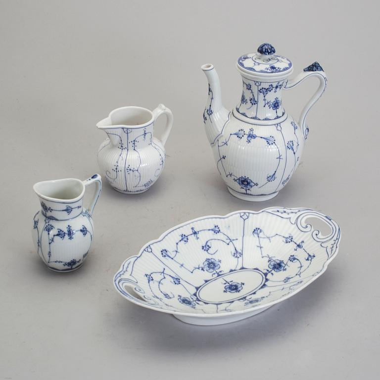 SERVISDELAR, 14 delar, bl a "Musselmalet", bl a Bing & Gröndahl, Villeroy & Boch och HK JMPORT, porslin 1900-tal.