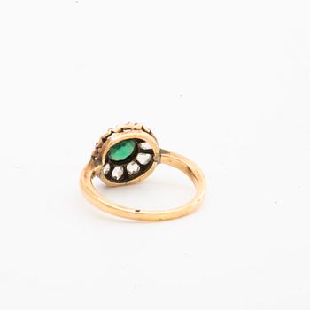RING 14K gold w 1 emerald (probably synthetic) and rose-cut diamonds.