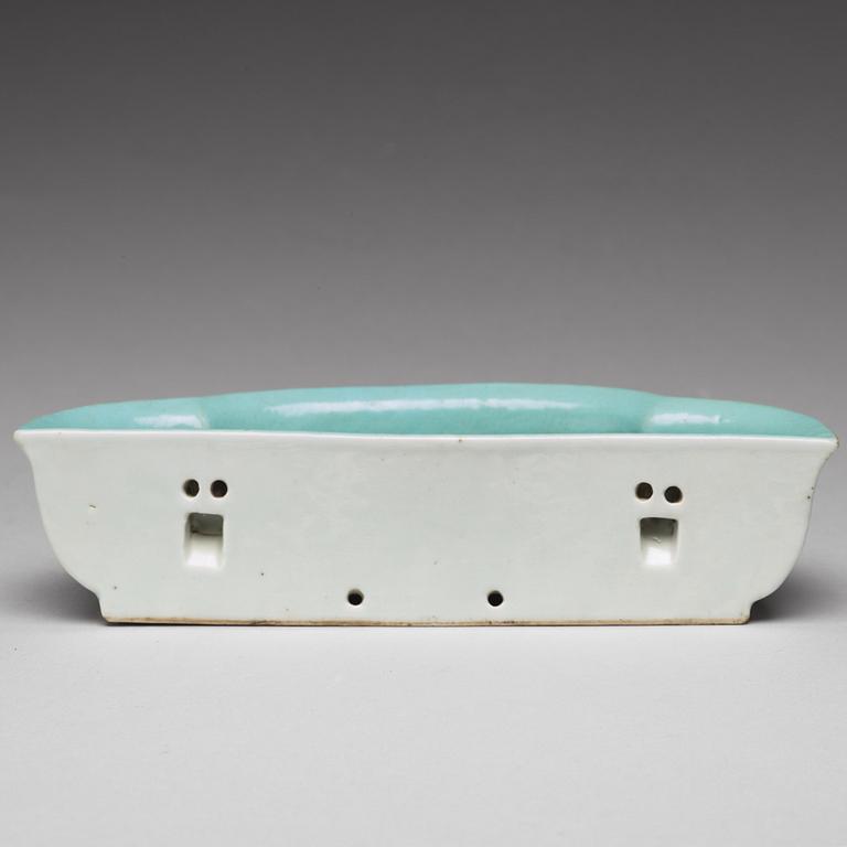 A blue and white and enamelled basin, Qing dynasty, 18th Century.