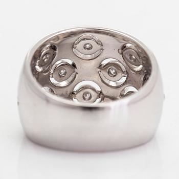 An 18K white gold ring, diamonds totalling approx. 0.21 ct, Italy.