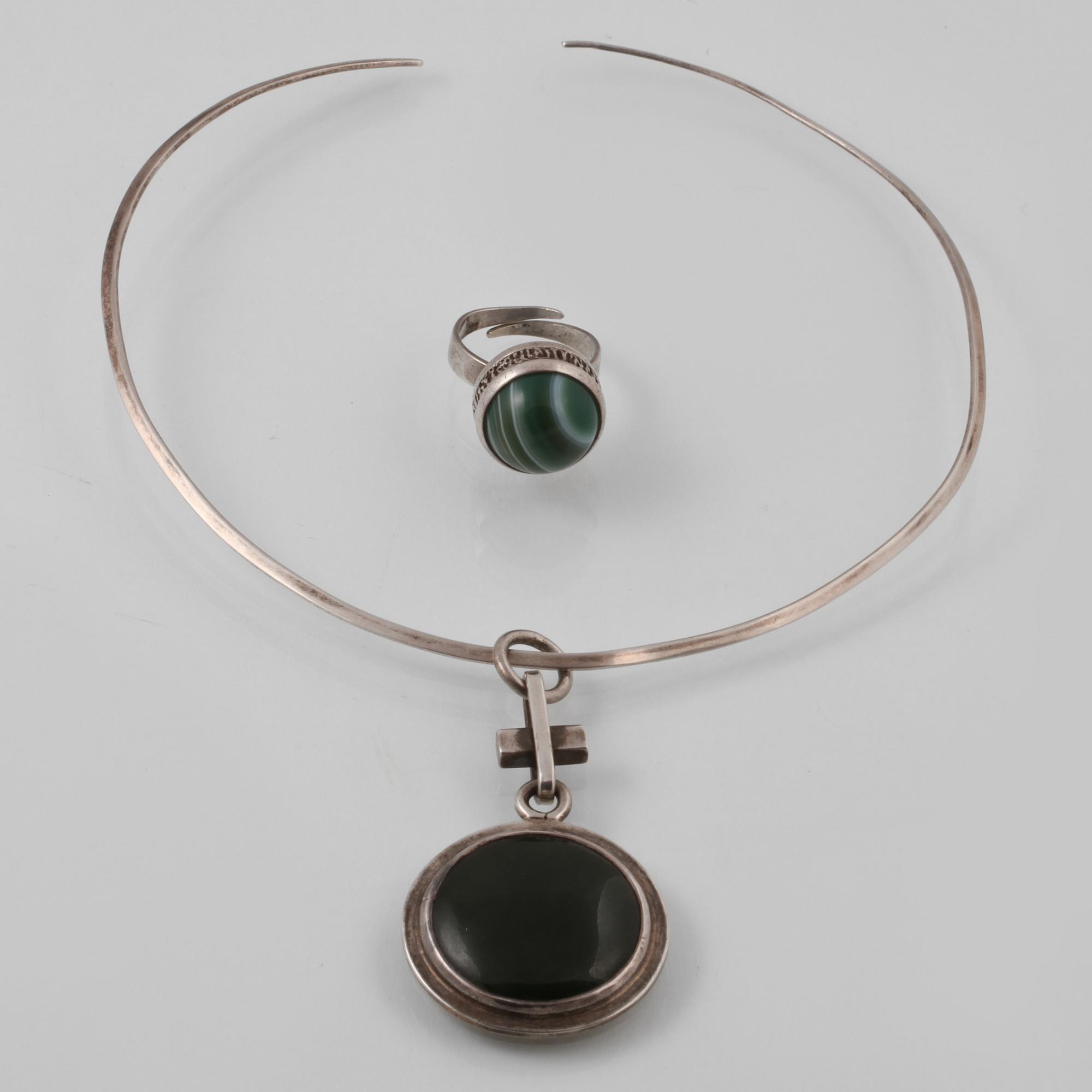 COLLIER SAMT RING, silver med cabochonslipad agat samt krysopras. Vikt 39,8 gram.