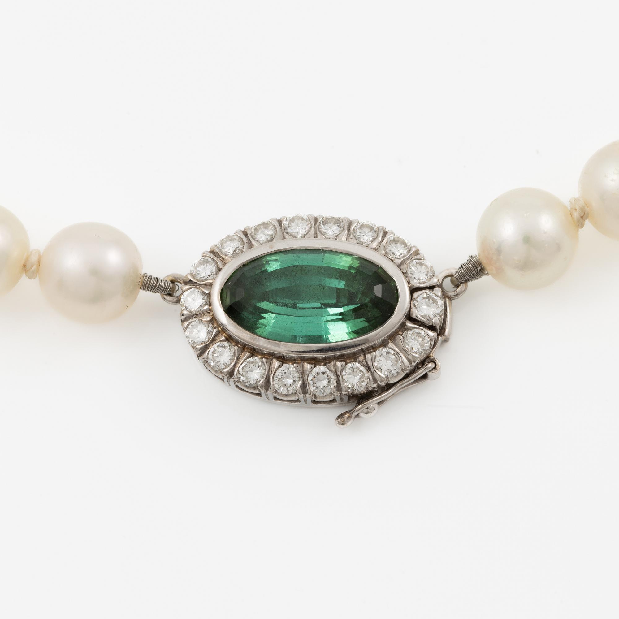 Necklace of cultured pearls with an 18K white gold clasp set with green tourmaline.