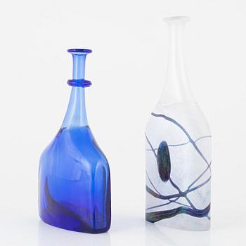 Bertil Vallien, flaskor, ett par, Kosta Boda, signerade.