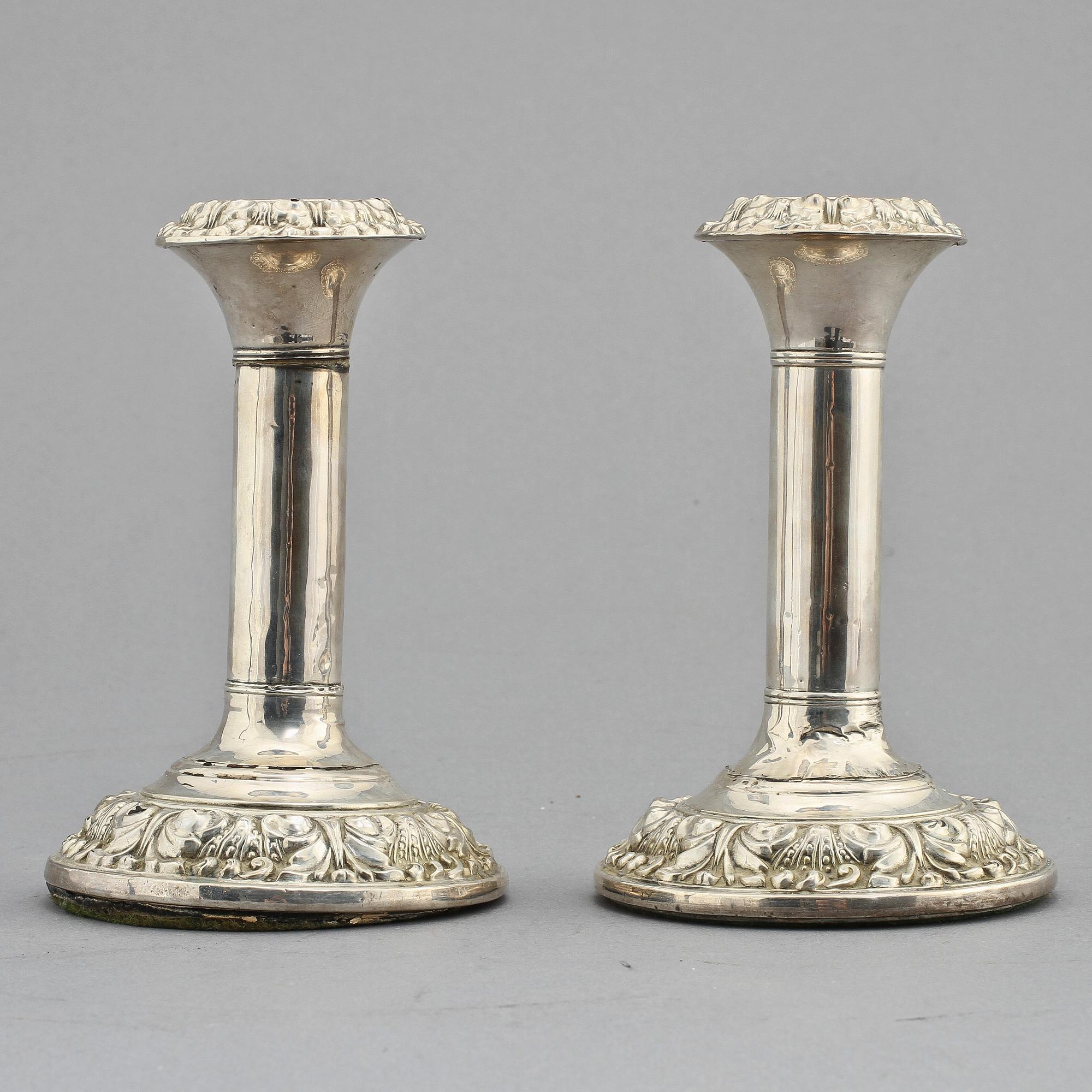 LJUSSTAKAR, ett par, silver, England, 1800/1900-tal. Totalvikt 890 g.