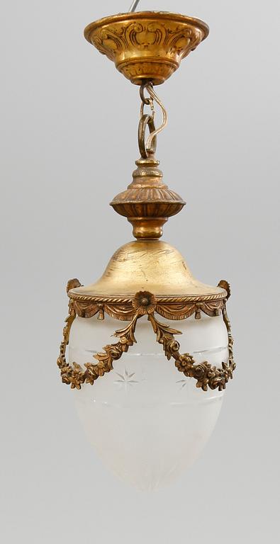 TAKLAMPA, gustaviansk stil, 1900-talets början. Höjd ca 38 cm.