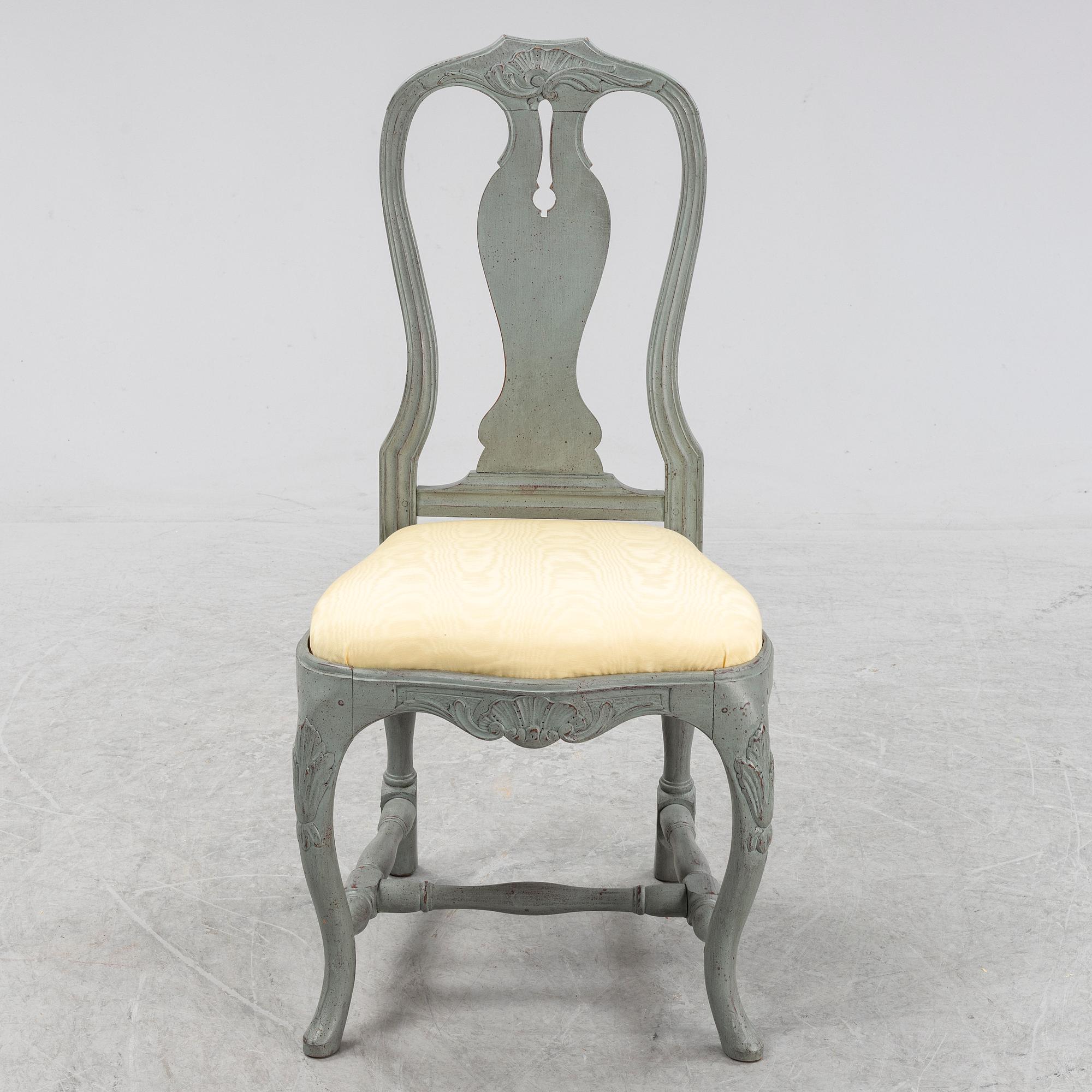 Skrivbord, rokokostil, samt stol.