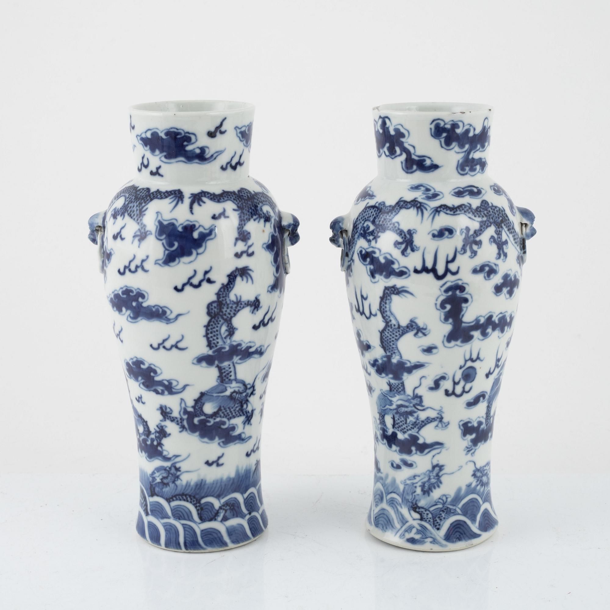 A pair of Chinese blue and white vases, Qing dynasty, 19th century.