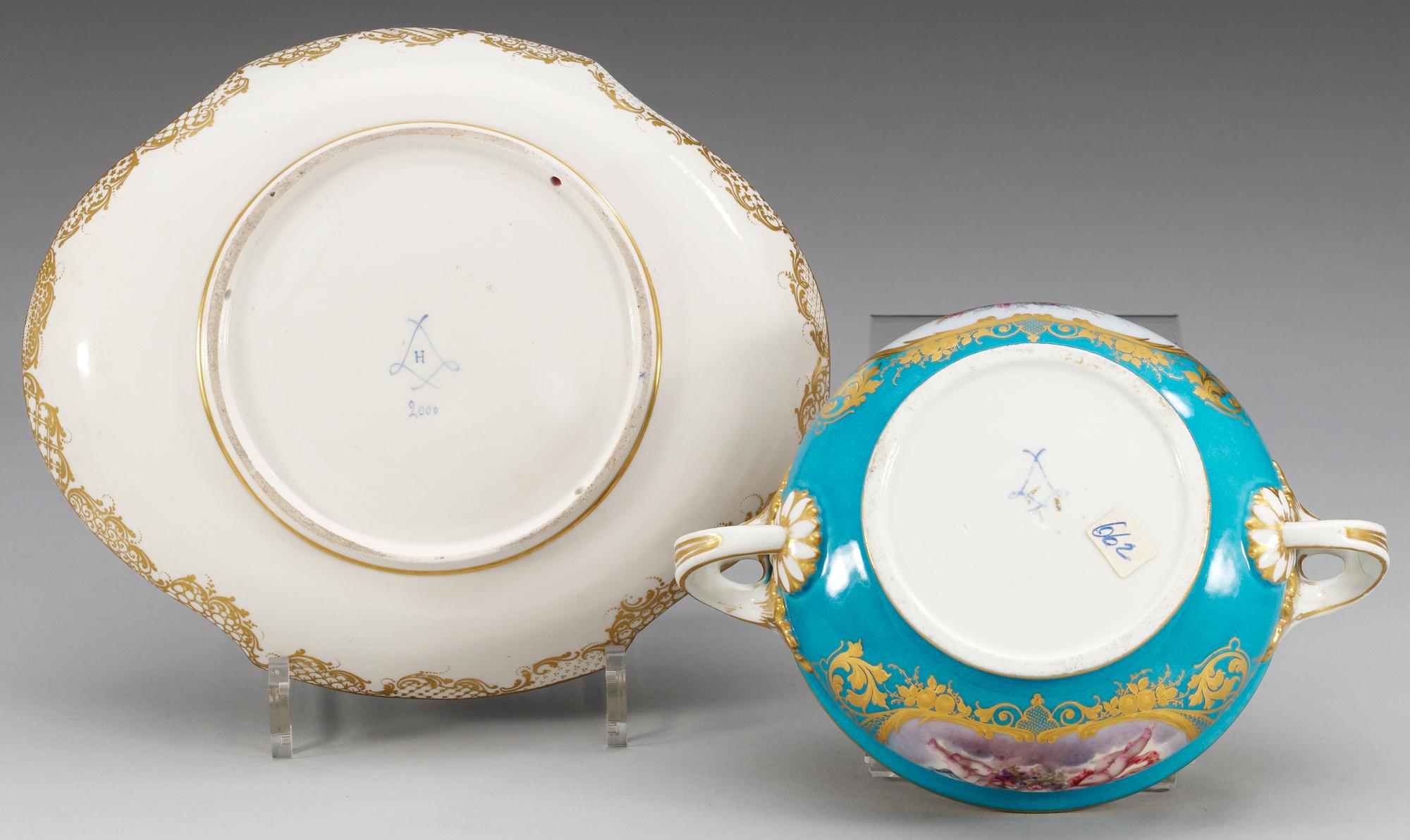 EQUELLE med LOCK och FAT, mjukt porslin. Frankrike, "Sèvres", 1800-tal.