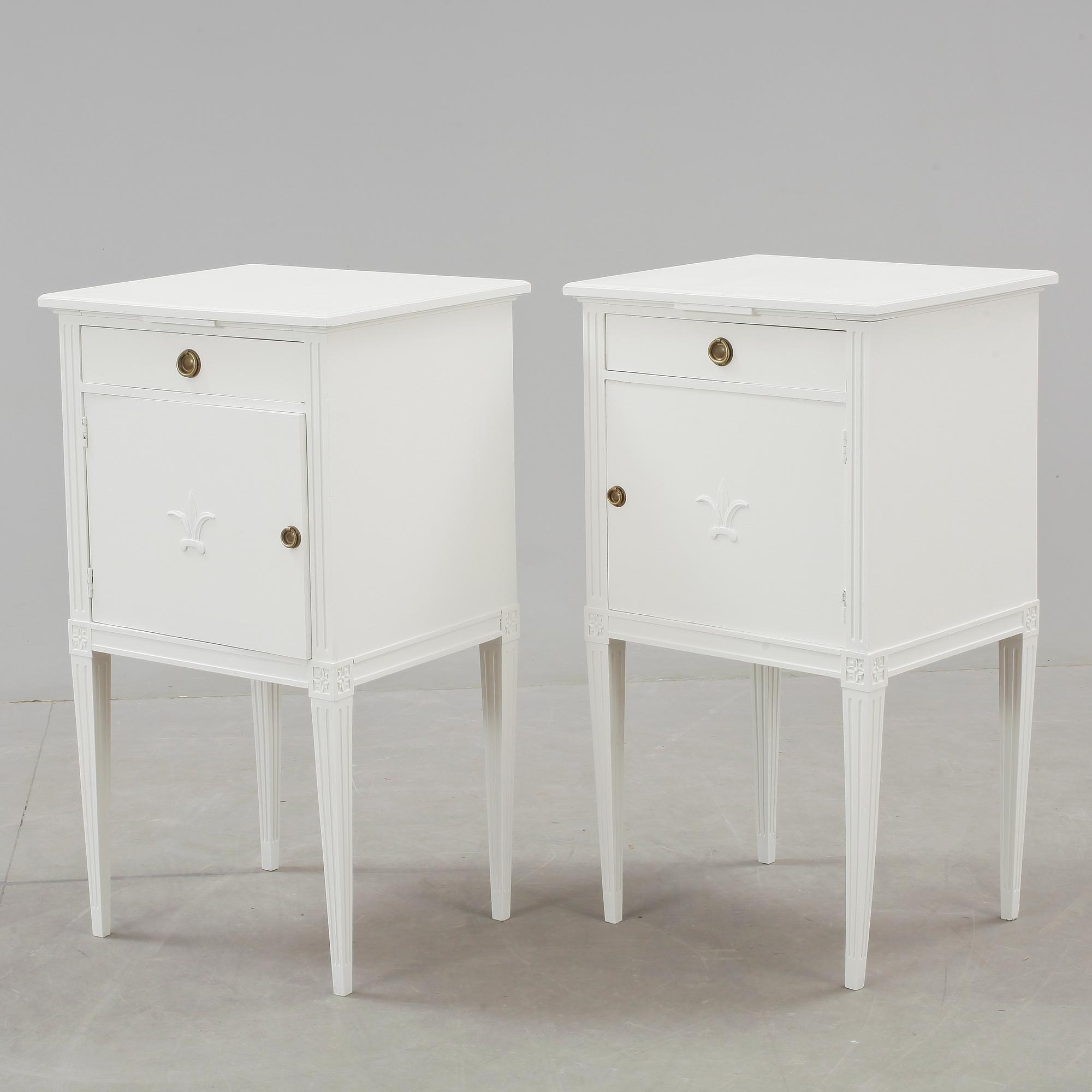 SÄNGBORD, ett par, gustaviansk stil, 1930/40-tal.