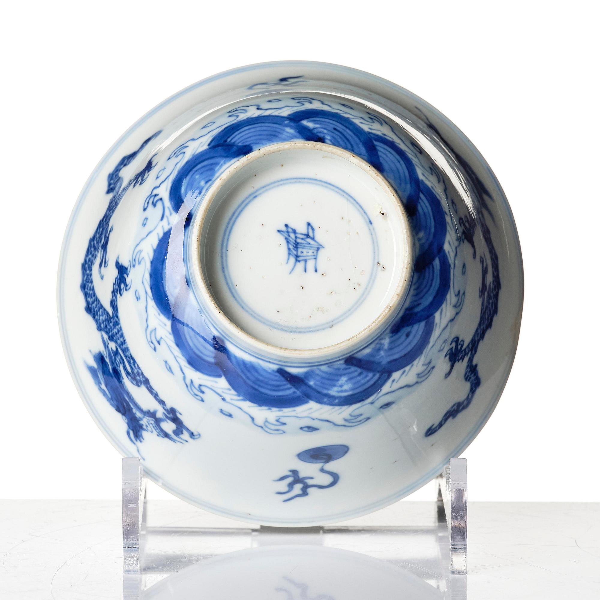 A blue and white 'four clawed dragon' bowl, Qing dynasty, Kangxi (1662-1722).