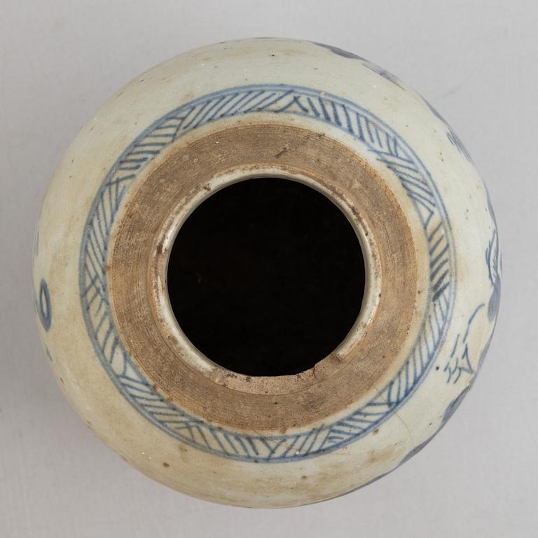 Two Chinese blue and white jars, late Qing dynasty, 19th century.