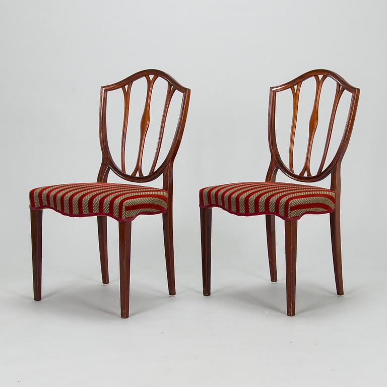 An English dining table with 6 chairs, second half of the 20th century.