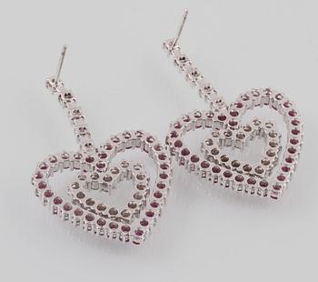 ÖRHÄNGEN, 18K vitguld med briljantslipade diamanter samt rosa safirer. Vikt 22,4 gram.