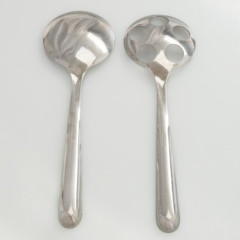 Stefan Lindfors, a stainless steel salad bowl with servers, Hackman, late 20th century.