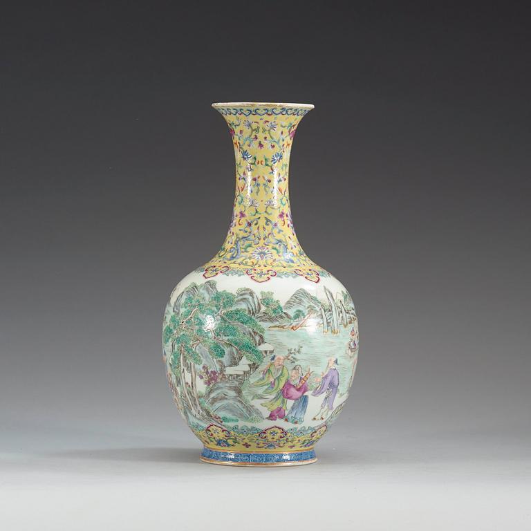 VAS, porslin. Troligen Republik, 1900-tal, med Qianlong sigillmärke.