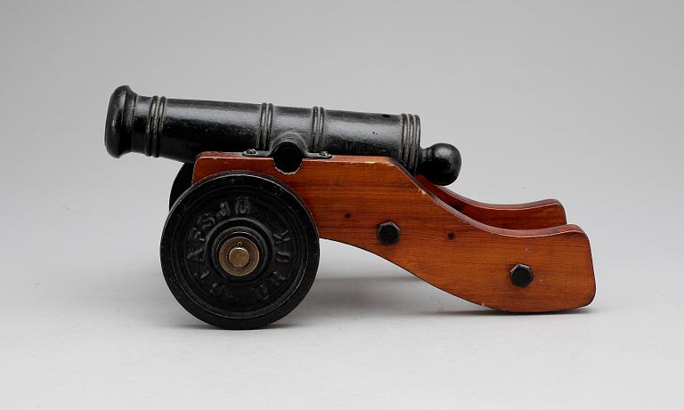 SALUTKANON, gjutjärn, Stavsjö bruk, 1900-talets andra hälft.