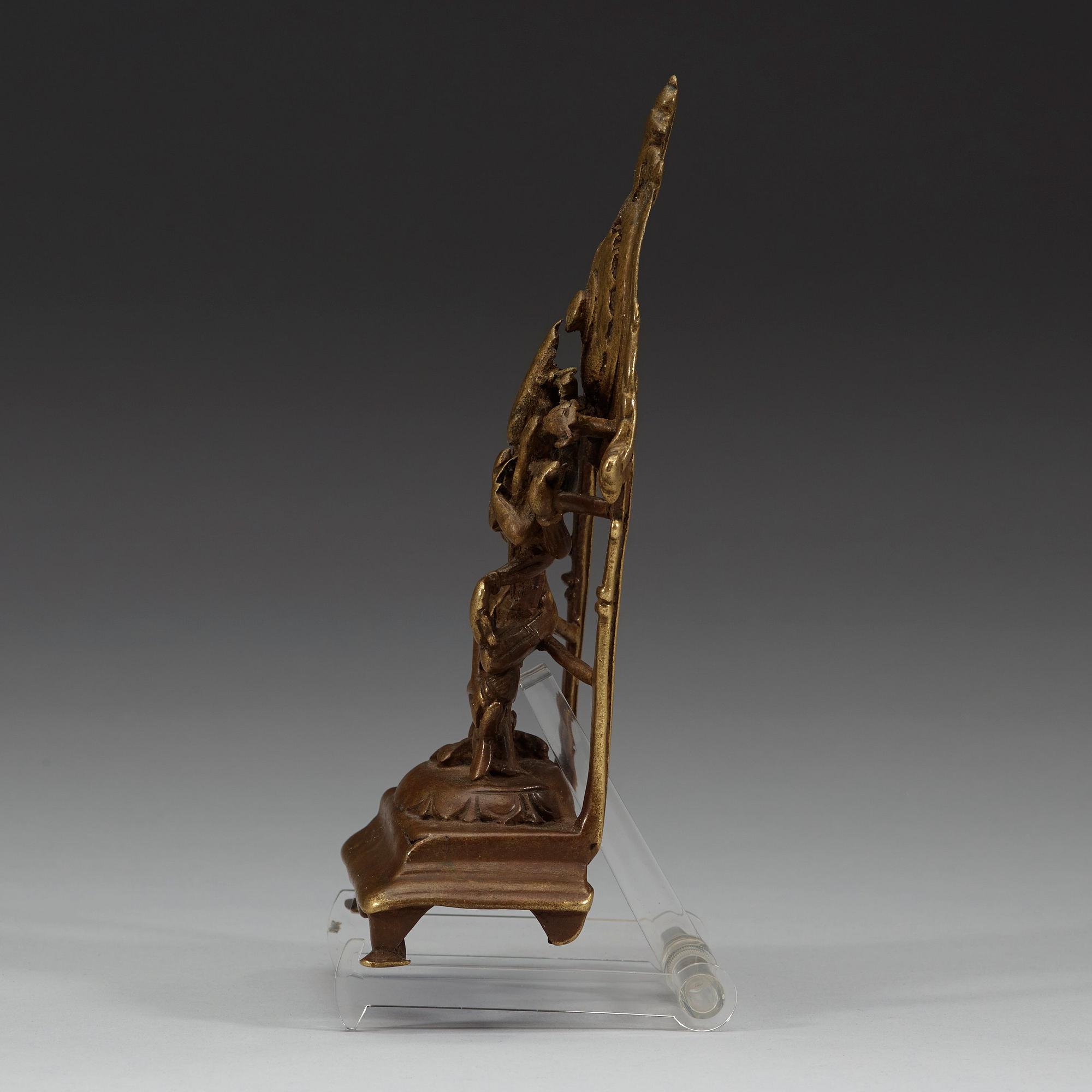 FIGURIN, brons. Sittande gudom, Himachal Pradesh, troligen 1100-tal.