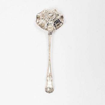 Gustaf Möllenborg, Strösockerskål, silver, Stockholm 1848-1849 samt strösockersked Johan Carlsson, Nyköping 1852.