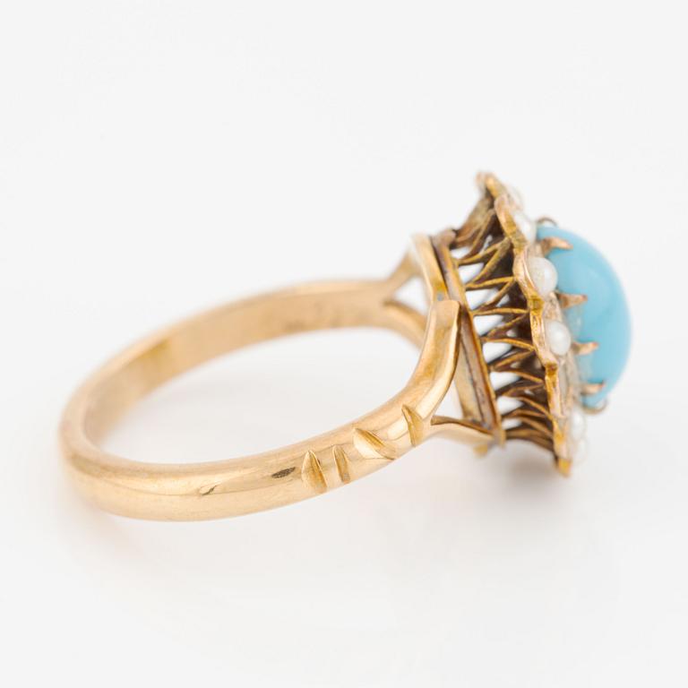 Ring in 18K gold with a turquoise-coloured stone and pearls.