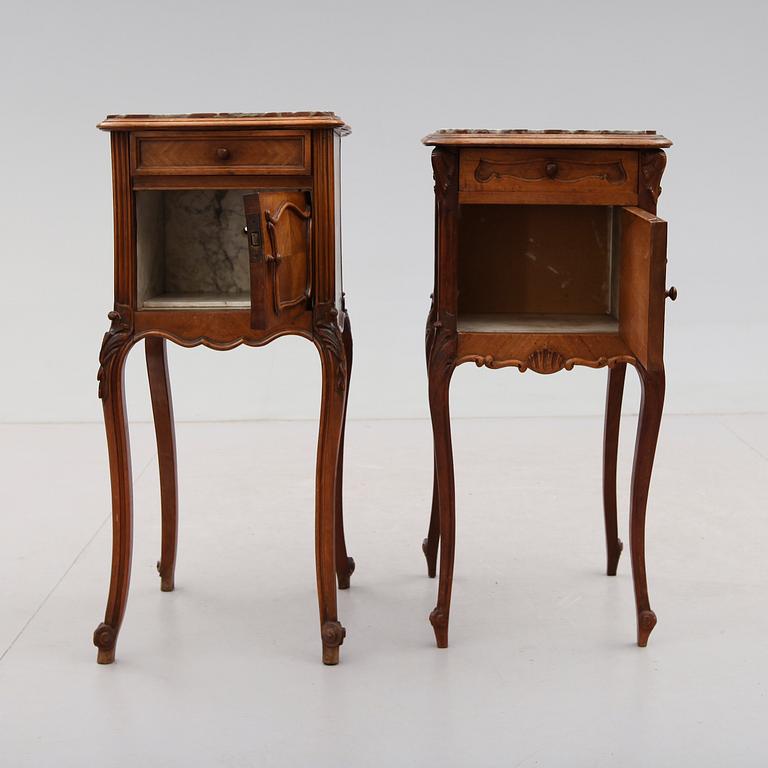 SÄNGBORD, 1 par, rokokostil, omkring år 1900.