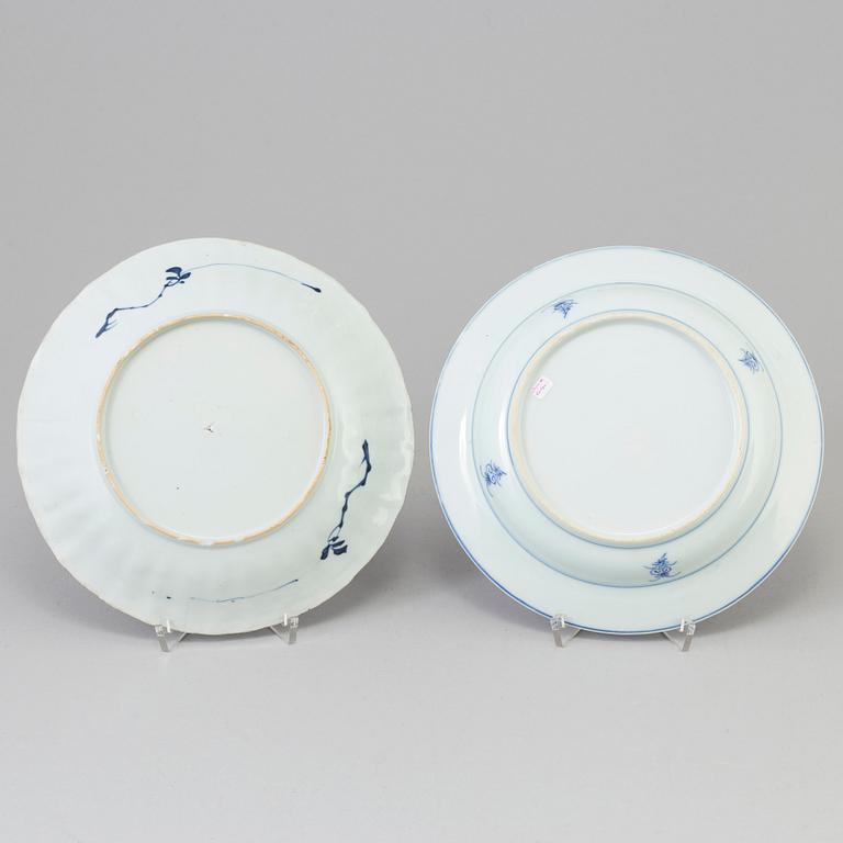 Two Chinese blue and white porcelain dishes, Qing dynasty, Kangxi (1662-1722).