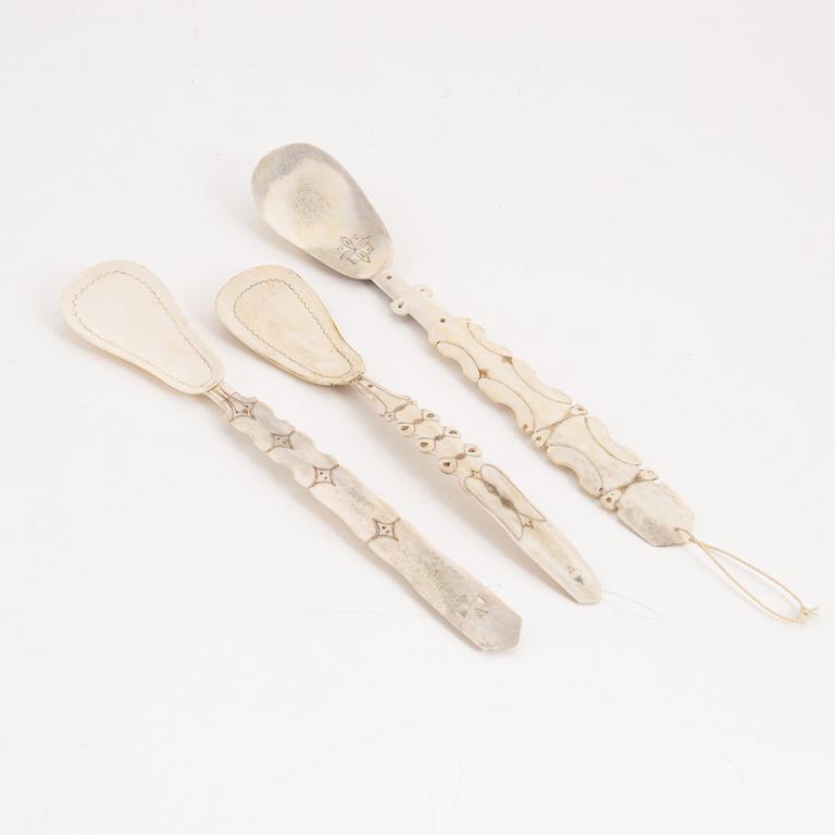 Three reindeer horn spoons by Erik Knutsson Sunna, before 1965, signed.