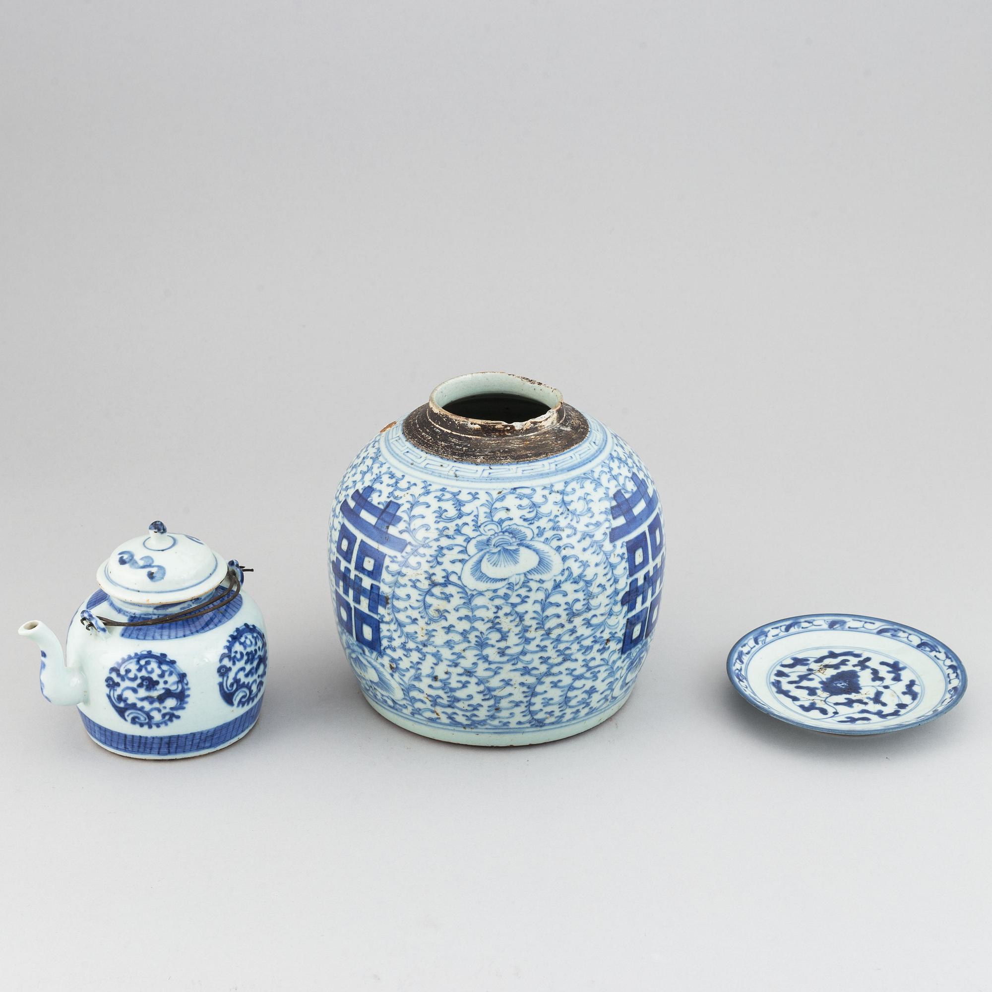 A blue and white jar, teapot with cover and a dish, Qing dynasty, 19th Century.