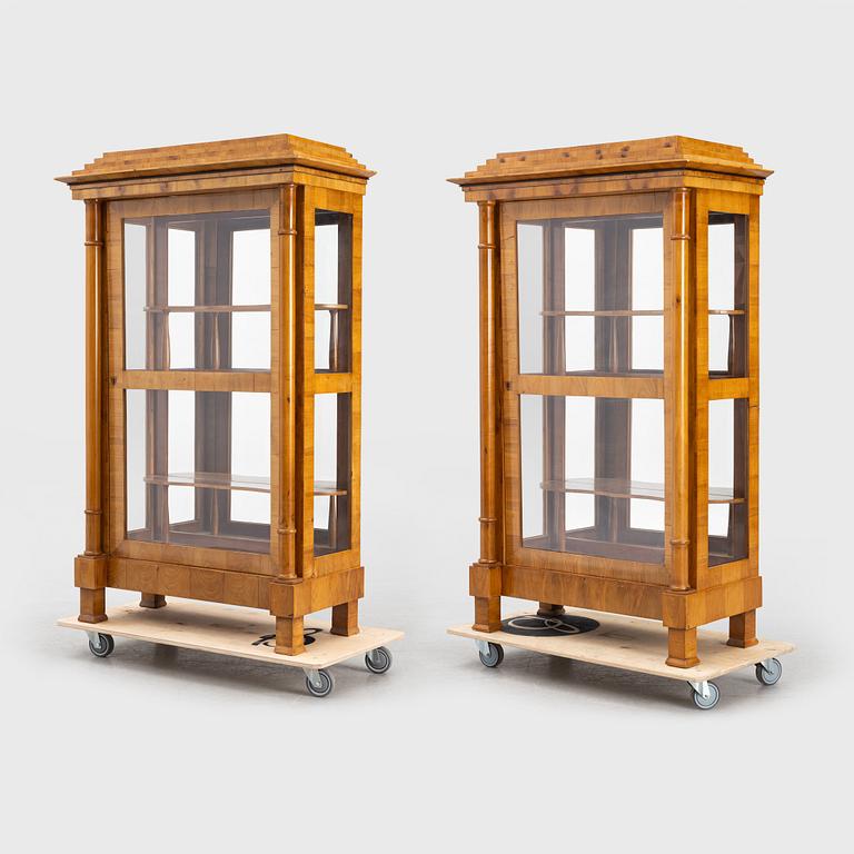 A pair of vitrine cabinets, around 1900.