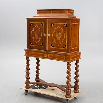 Kabinettskåp, barockstil, omkring 1900.