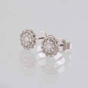 ÖRHÄNGEN, 18K vitguld med briljantslipade diamanter, 0.46 ct. Vikt 2,0 g.