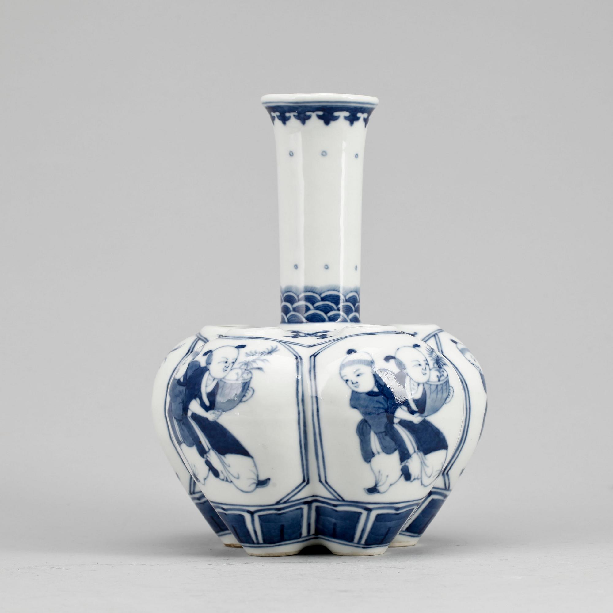 TULPANVAS, porslin. Kina, troligen ca 1900.